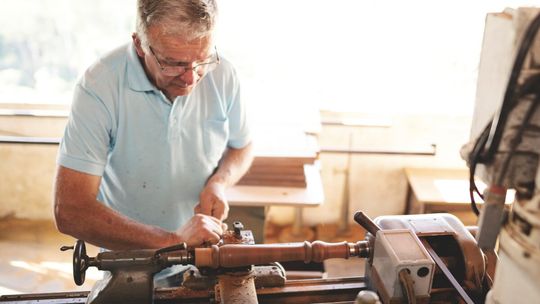 Emeryt idzie do pracy. Decyduje się na to coraz więcej seniorów