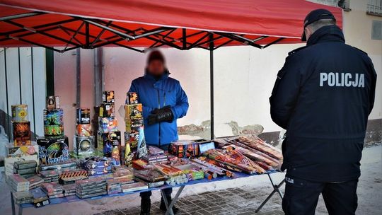 Fajerwerki i petardy. Policjanci przypominają zasady bezpieczeństwa