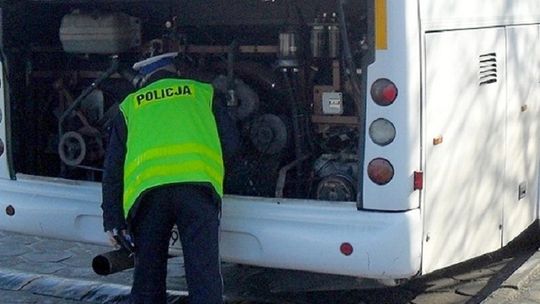 Ferie zbliżają się wielkimi krokami. Policjanci kontrolują autobusy, którymi podróżować będą dzieci