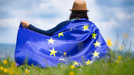 Flaga Unii Europejskiej pod ochroną. Więzienie za jej zniszczenie