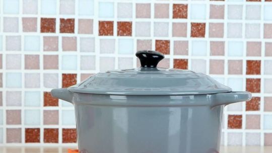 Garnki emaliowane – powrót klasyki do nowoczesnej kuchni