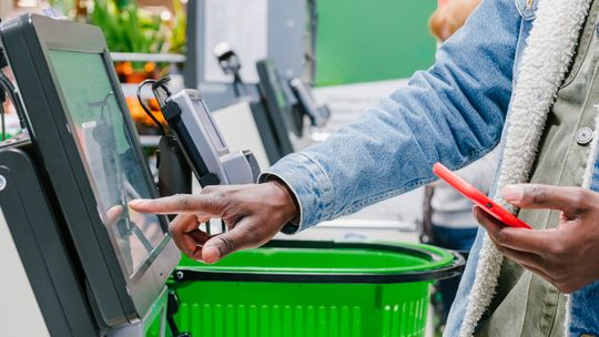 Gdzie zrobimy najtańsze zakupy? Inflacja nieźle czyści nam portfele