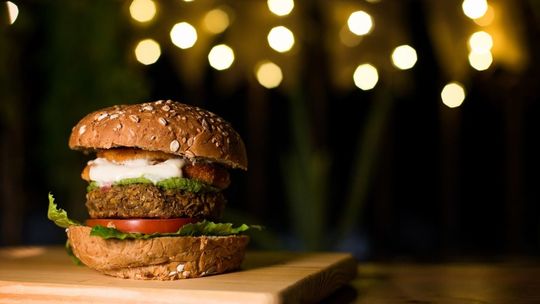 Hamburger może być bombą witaminową. Sprawdź proste przepisy