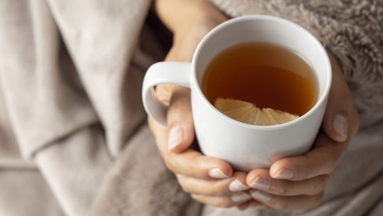 Herbata z cytryną. Pomaga czy szkodzi?