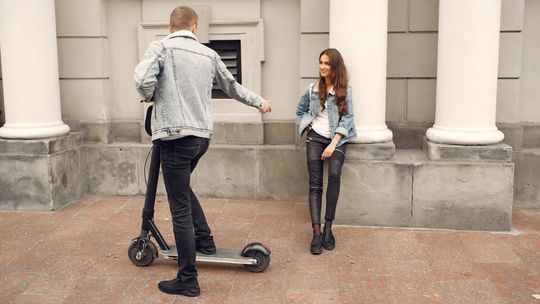 Hulajnogi coraz groźniejsze. Giną ludzie. Neurochirurg alarmuje