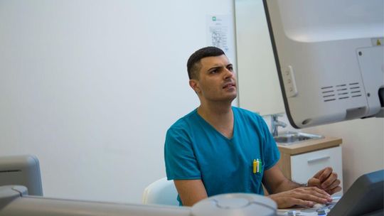 Idą zmiany dla pacjentów. Zadzwoni sztuczna inteligencja i za karę „na koniec kolejki”