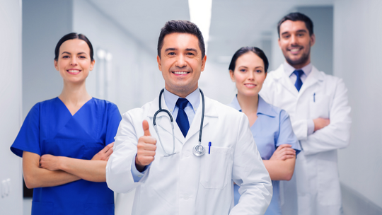 Ile ma zarabiać polski lekarz? Porównali pensje w innych krajach