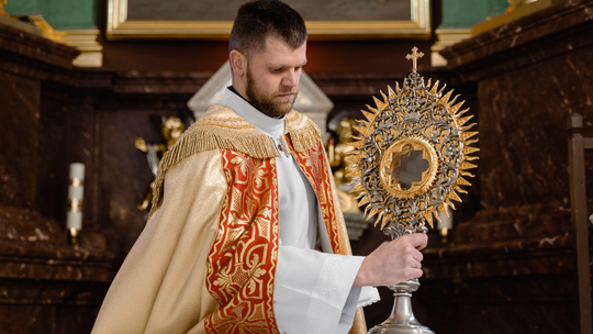 Ile zarabiają księża? Różnie. Proboszcz nie ma jednak kokosów