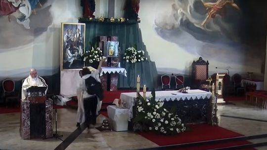 Incydent w Boże Ciało. Mężczyzna rzucił butelką w ołtarz [WIDEO]