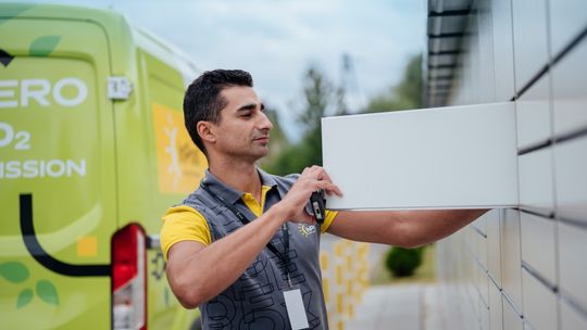 Inpost idzie na wojnę… z polską gramatyką. Nie chce, żebyśmy odmieniali słowo „paczkomat”