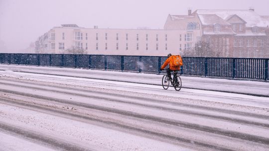 Jak bezpiecznie jeździć rowerem zimą? [ROZMOWA]