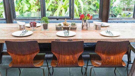 Jak dobrać stół rozkładany na 12 osób?