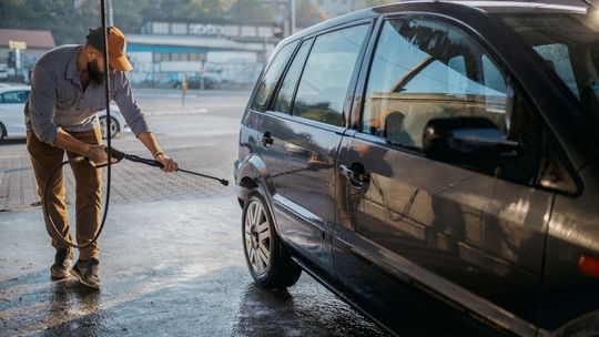 Jak myć auto, żeby nie uszkodzić lakieru? Mamy sprawdzone sposoby