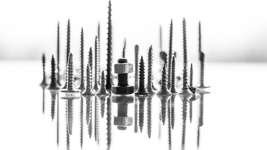 Jak odkręcić zapieczoną i zardzewiałą śrubę? Skuteczne metody i narzędzia