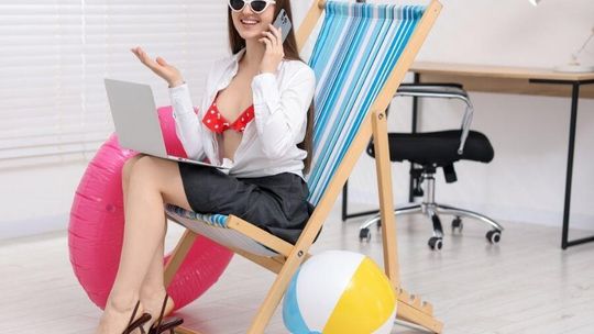 Jak Polacy odpoczywali tego lata? Telefon i praca jechały z nami