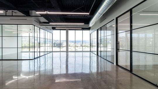 Jak prawidłowo oświetlić przestrzeń biurową dla zwiększenia produktywności?