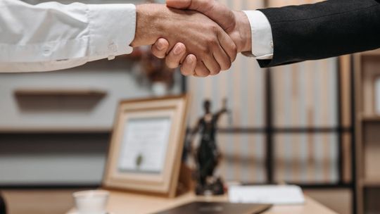 Jak przygotować się do pierwszego spotkania z adwokatem?