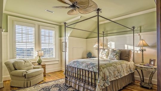 Jak przytulnie urządzić sypialnie