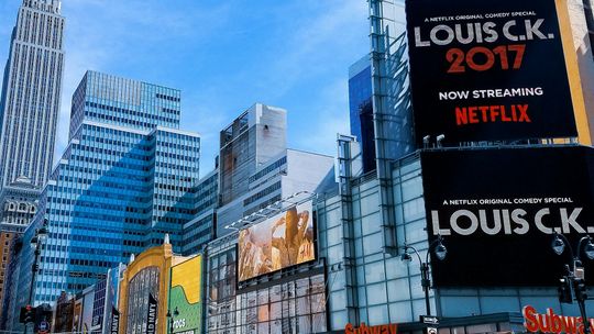 Jak Sfinansować Pierwszą Kampanię Billboardową? Praktyczne Porady i Ukryte Koszty