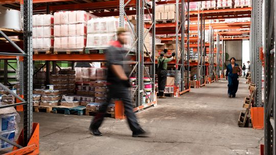 Jak skutecznie rekrutować pracowników na produkcję lub magazyn?