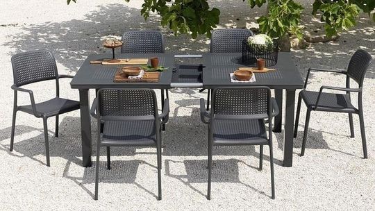 Jak urządzić ogródek w restauracji dobierając idealne meble ogrodowe?