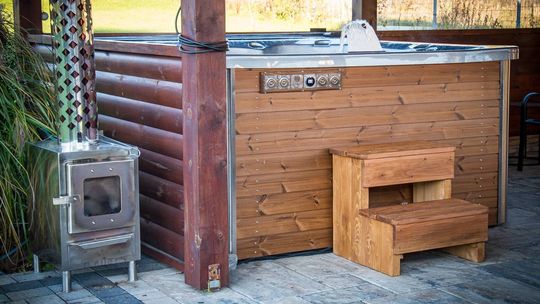 Jak wybrać jacuzzi ogrodowe? 7 rzeczy, które musisz wiedzieć przed zakupem