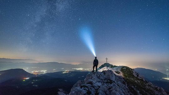 Jak wybrać latarkę na wycieczkę w góry?