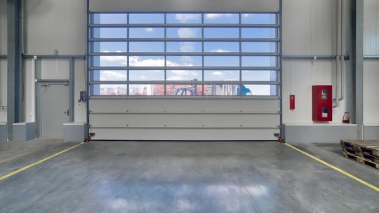 Jak wybrać odpowiednią bramę do hali przemysłowej?