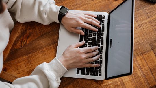 Jak zacząć karierę w IT w 2026 - konkretne umiejętności i ścieżki wejścia