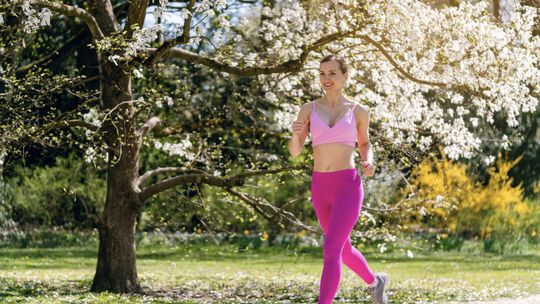 Jak zadbać o zdrowie wiosną? Detoks, witaminy i nawodnienie