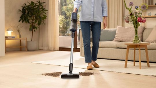 Jak znaleźć idealny odkurzacz pionowy z funkcją bezdotykowego opróżniania?