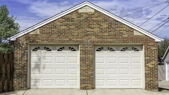 Jaka brama sprawdzi się w garażu wolnostojącym?