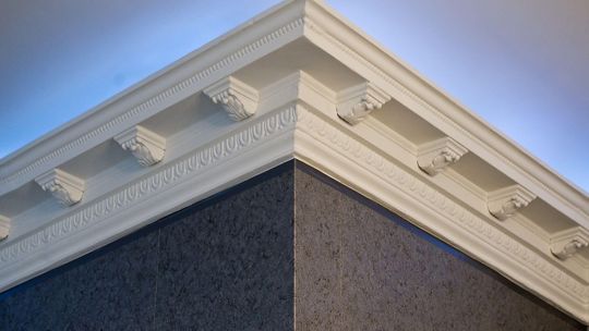 Jakie elementy wykończeniowe warto wybrać do domu urządzonego w stylu nowoczesnym? 