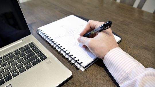 Jakie korzyści faktoring może przynieść dostawcom i odbiorcom?