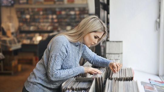 Jakie materiały dla uczniów i profesjonalistów można znaleźć w księgarni muzycznej?