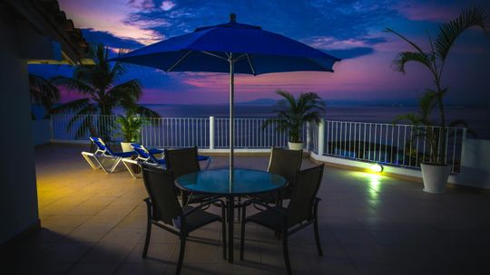 Jakie meble na taras wybrać, aby stworzyć idealne miejsce do relaksu?