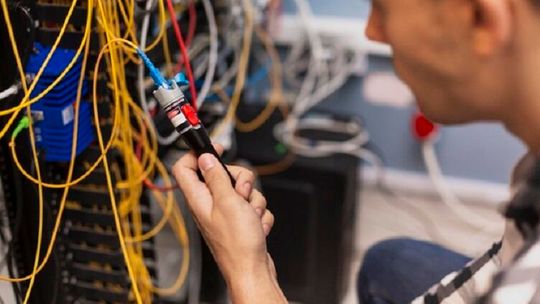Jakie narzędzia najlepsze w pracy montera sieci? Sprawdziliśmy