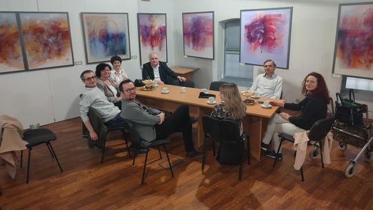 "Trzeba nauczyć się z tym żyć". Chorujący na SM spotkali się w Fabryce Sztuk z Marią Pyż