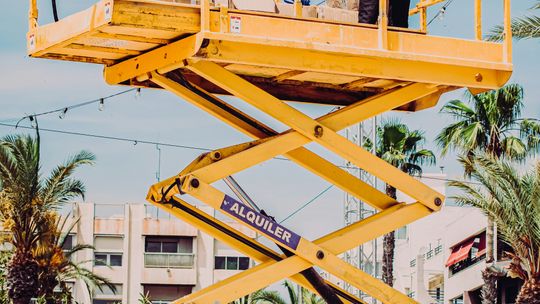 Kiedy sprawdzi się podnośnik nożycowy?