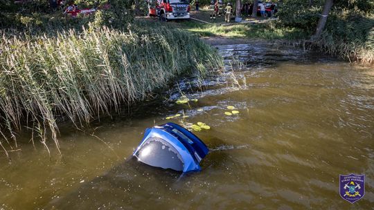 Kierowca zatopił swoje auto, bo pomyliły mu się biegi