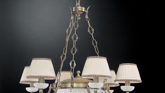 Klasyczne stylowe żyrandole z mosiądzu- w jakich pomieszczeniach sprawdzą się najlepiej?