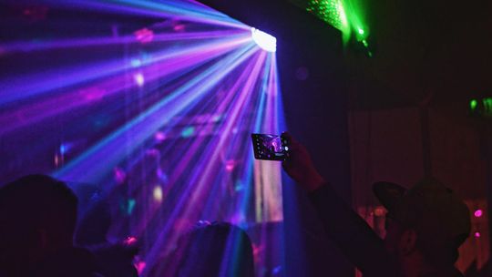 Kluby muzyczne przyszłości – jak technologia zmienia sposób zabawy?