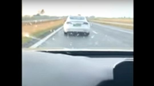 Kobieta spała za kierownicą. Co na to Tesla i policja? [VIDEO]