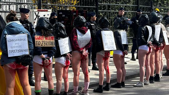 "Kobiety gwałcone nie krzyczą. Kobiety gwałcone są cicho. Nie mają twarzy. Nie mają nazwisk. Zwłaszcza, gdy mają karabin przy głowie" - protest pod rosyjskim konsulatem w Gdańsku