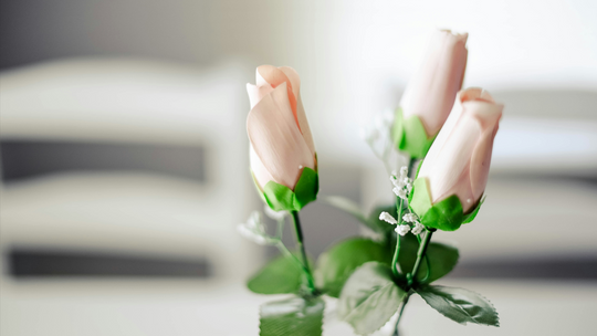 Kompozycje na grób ze sztucznych kwiatów - jakie wybrać?