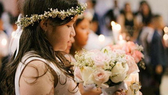 Komunia dzieli Polaków. Luksusowe przyjęcia kontra powrót do skromności