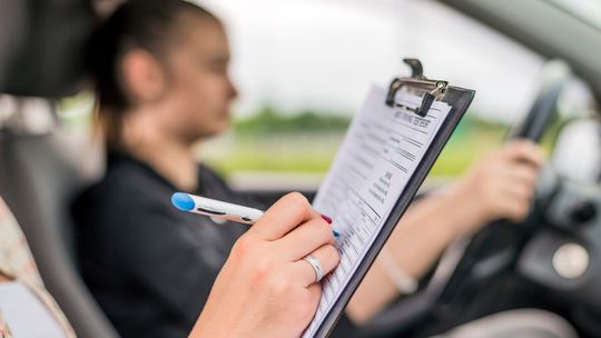 Koniec "jazdy na tyczki”. Z egzaminu znika plac manewrowy