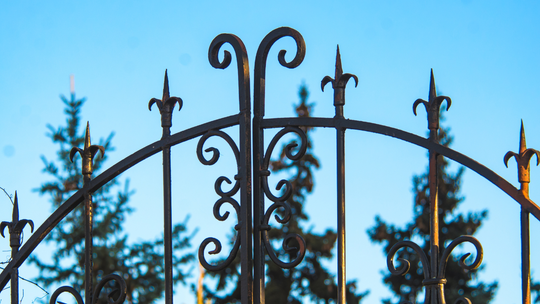 Koniec z kolczastymi płotami i obowiązkowa fotowoltaika. Tak zmienią się przepisy