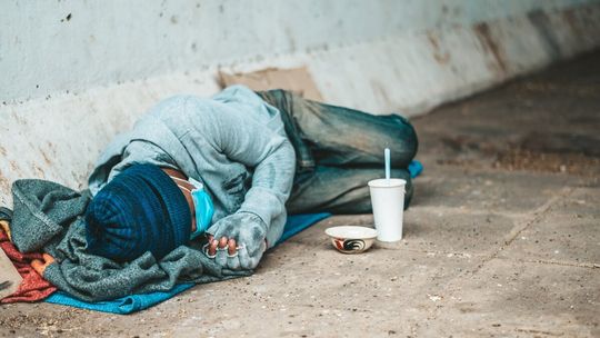 Koszmar trwał miesiącami. Nastolatkowie zamęczyli bezdomnego