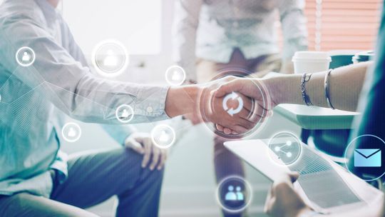 Koszty stałe pod kontrolą. Jak outsourcing zmienia model finansowy nowoczesnej firmy?